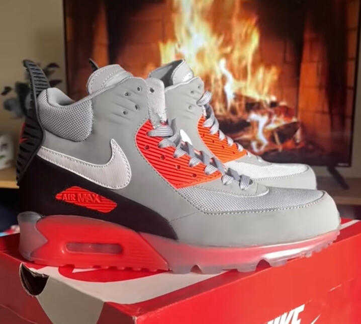 Sneaker boots